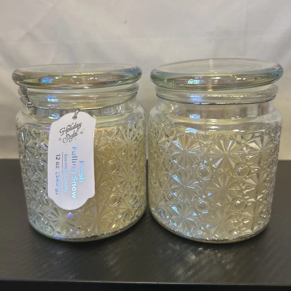 Snowflake Holiday Style Fresh Falling Snow & Red Berry Balsam‎  Candle 12oz